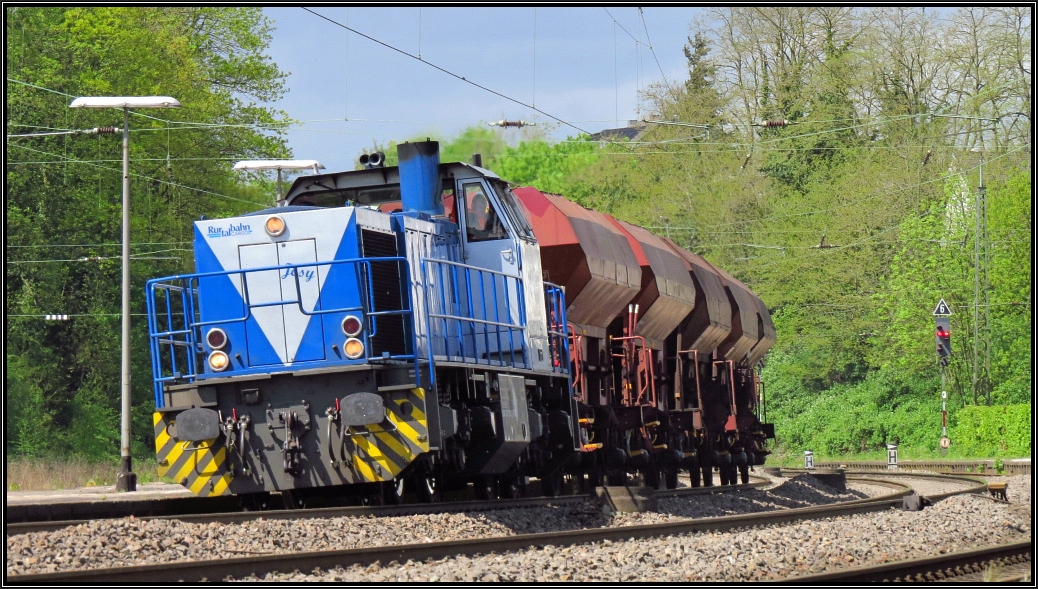 Die Josy (Mak G1206) kommt mit einen Übergabezug (Schüttgutwagen)aus Richtung Stolberg in den Gleisbogen am Bahnhof Eschweiler gefahren. Die Rurtalbahn bedient weiterhin ihre Kunden mit Ware trotz Bahnstreik. Szenario bildlich festgehalten vom P&R Platz aus am 05.Mai 2015.