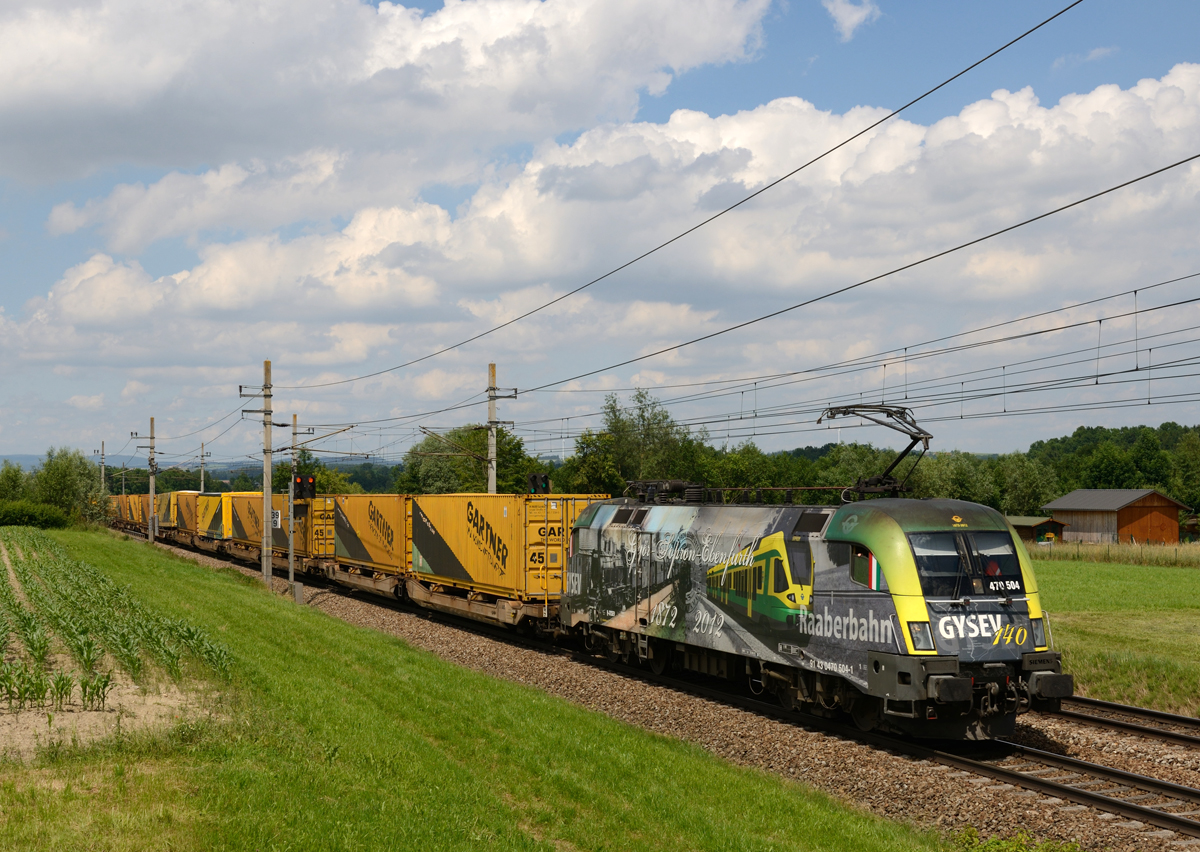 Die Jubiläumslok 470 504  140 Jahre Raaberbahn  war am Nachmittag des 25.06.2016 mit dem RBC-Zug 47393 in Richtung Wels unterwegs, und wurde von mir bei Riedau fotografiert.
