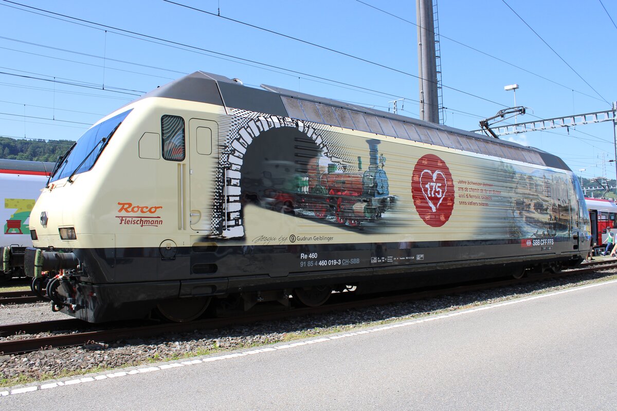 Die Jubiläumslokomotive Re 460 019 präsentierte sich bei schönstem Sonnenschein dem Publikum auf einem Gütergleis neben dem Stadler Areal in St. Margrethen SG. Anlass war das Bahnfest  175 Jahre Schweizer Bahnen 

St. Margrethen, 11.06.2022