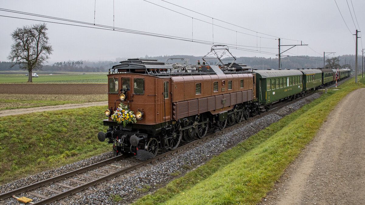 Die Jubilarin Be 4/6 12320 (100 Jahre Be 4/6 12320) unterwegs zwischen Dättwil und Mellingen am Vormittag des 20.11.2021.