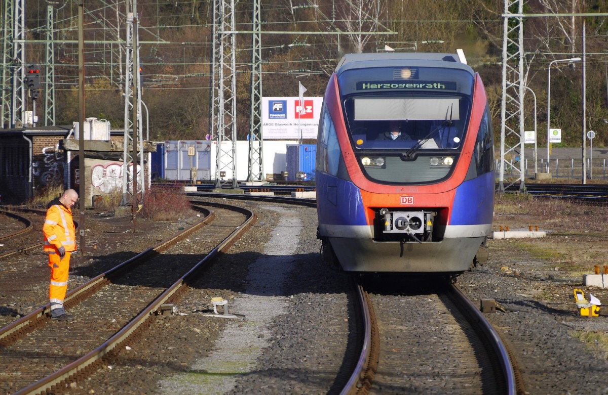 Die jüngste und kürzeste RE-Linie von DB Regio NRW ist der RE 18 Herzogenrath - Heerlen (NL). Ein einzelner 643.2 der EuregioBahn ist jeweils 14Minuten unterwegs. Aufnahme: 643 201 bei der Einfahrt in Herzogenrath am 5.1.16.