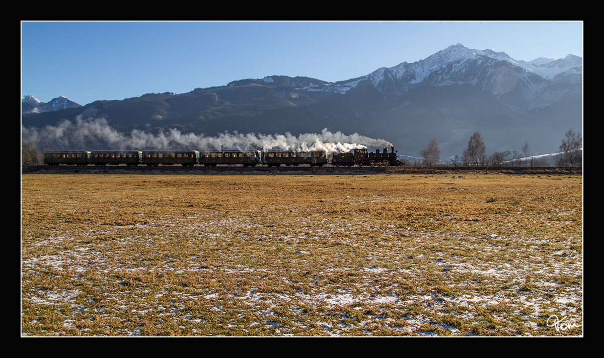 Die JZ 73-019 der Pinzgaubahn, dampft mit dem Wintermärchendampfzug 3394 von Zell am See nach Krimml, fotografiert nahe Bruckberg.  
29.12.2016