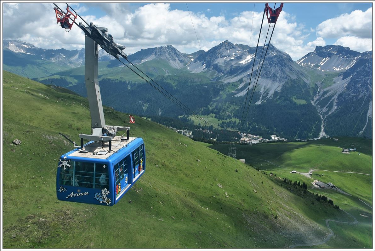 Die Kabine 4 der oberen Sektion der Arosa-Weisshorn-Bahn ist auf halbem Weg zum Gipfel. (06.07.2016)