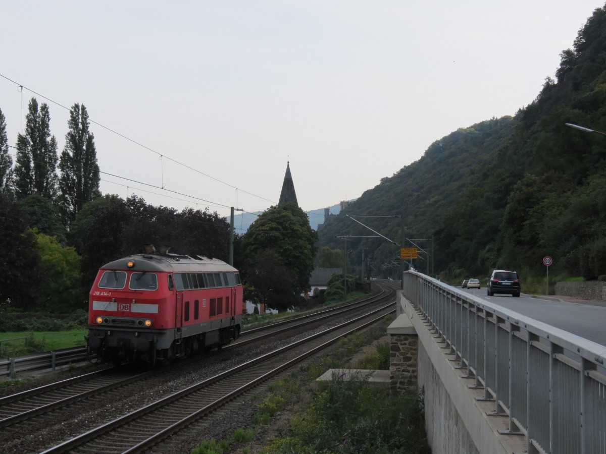 Die Kaiserslauterner 218 414 fuhr am 28.09.2014 Lz die Linke Rheinstrecke gen Norden. Hier ist sie zwischen Bingen und Trechtingshausen zu sehen. 