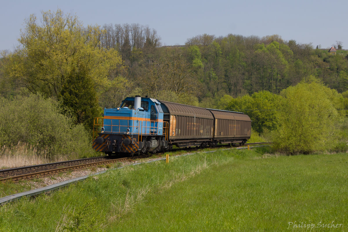 Die Kaiserstühler Übergabe nach Freiburg bestand am 02.05.2016 nur aus der SWEG V 102 und zwei gedeckten Güterwagen. Das kleine Zügle konnte vor der frühlingshaften Kulisse des Riegeler Michaelsberg aufgenommen werden.