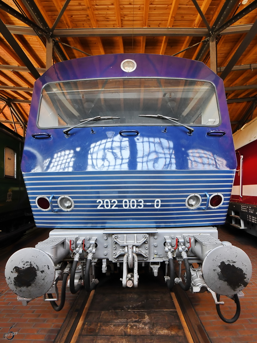 Die  kantige  Front der Versuchlokomotive 202 003-0 im Deutschen Technikmuseum Berlin. (April 2018) 