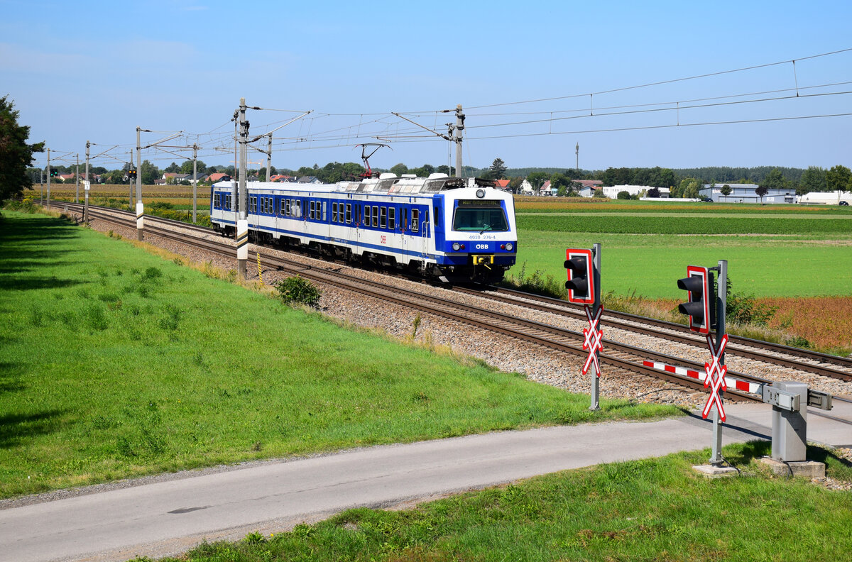 Die Karriere der Serie 4020 neigt sich dem Ende zu. Aber einige Exemplare im Betrieb sind.
Die 4020 276 als 21029 ist auf dem Weg von Tulln nach Wien Heiligenstadt kurz vor Hst. Muckendorf-Wipfing.
03.09.2022.