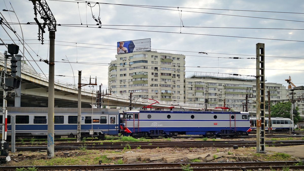 Die im kassischen Design frisch lackierte 91-53-0-400194-3 fährt am 31.05.2019 in den Nordbahnhof Bukarest ein.