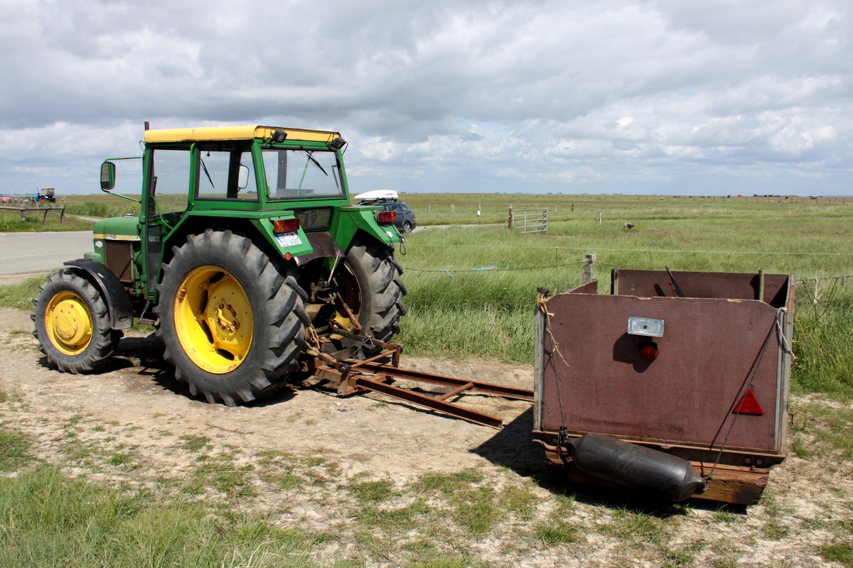 Die Kaufmannslore (Lore 26) wartet unterhalb der Hunnenswarf auf ihren nächsten Einsätz. (Langeness, 05.06.2012)