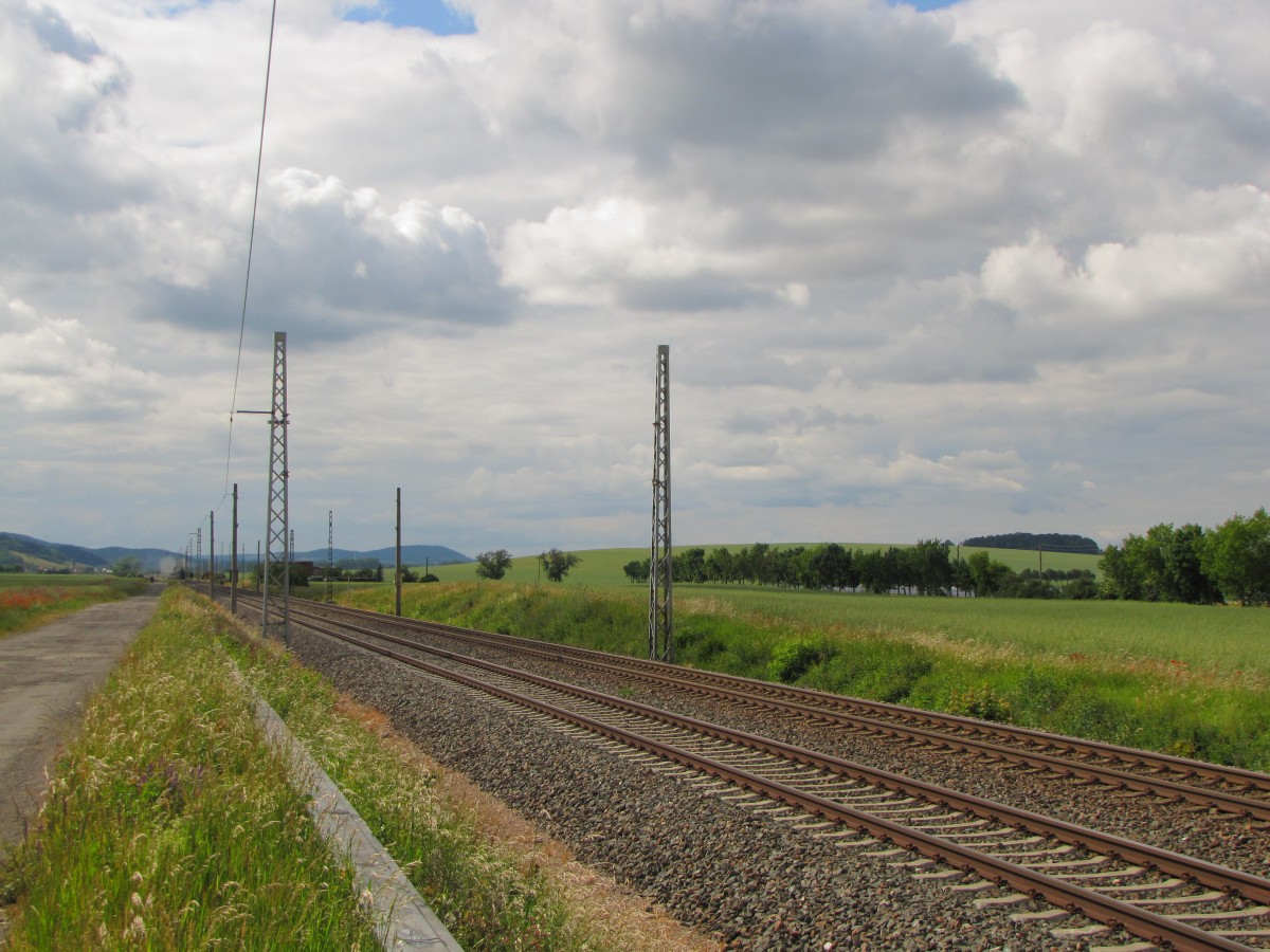 Die KBS 570 bei in Arnstadt, mit Blick in Richtung Erfurt am 20.06.2015.