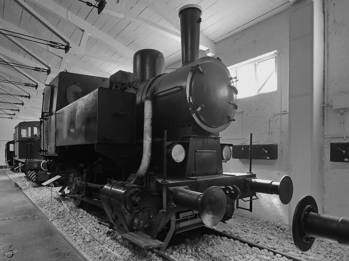 Die KDL 8 war die kleinste Kriegsdampflokomotive im Typenprogramm der Wehrmacht. 7 von 11 geplanten Lokomotiven wurden tatsächlich gebaut und wurden in österreichischen Industriebetrieben eingesetzt. SBS 04 stammt aus dem Jahre 1944 und hat Ihren Weg in die Sammlung des Oldtimermuseums in Prora gefunden. (April 2019)