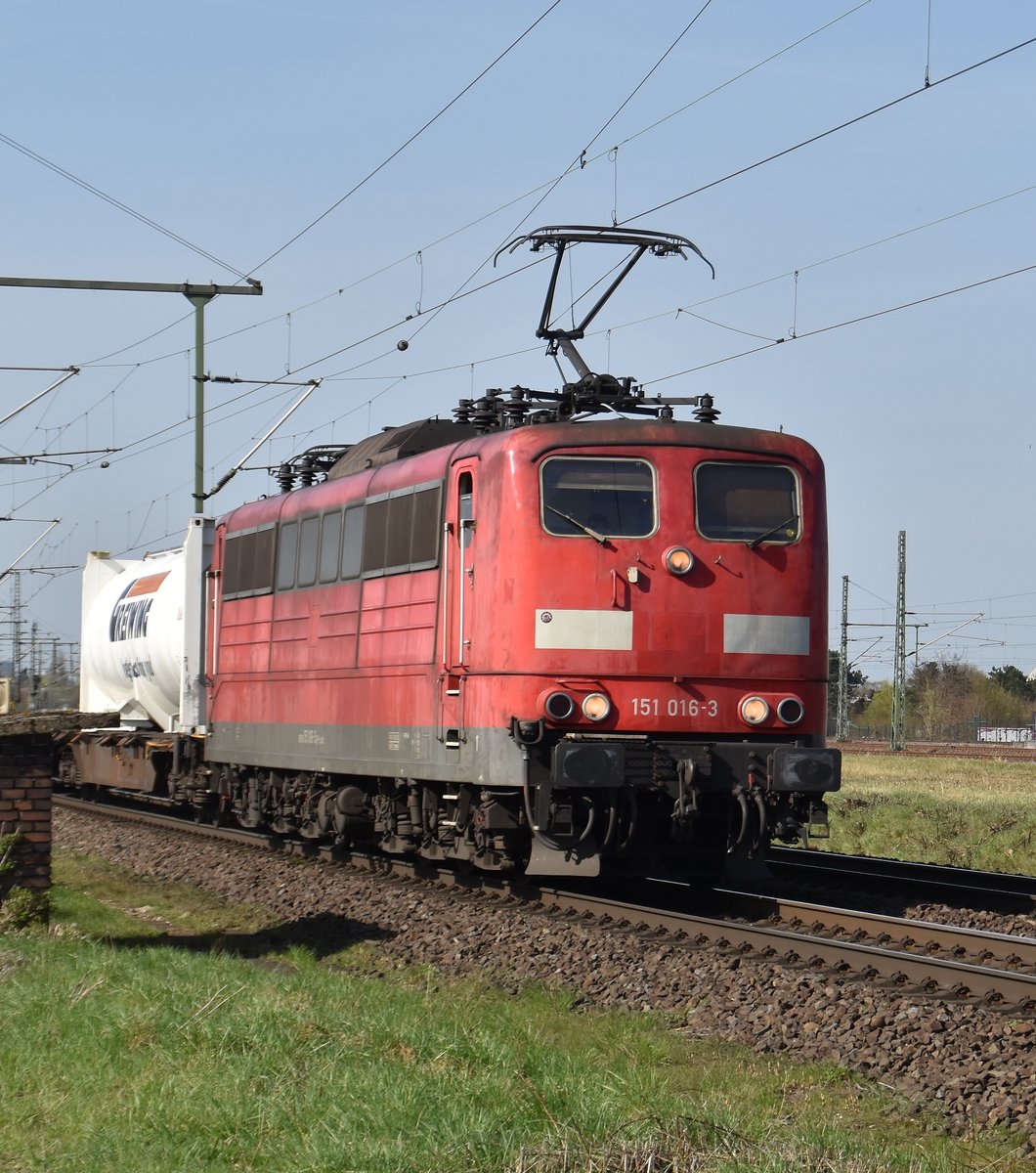 Die kekslose 151 016-3/Railpool kam am Samstag den 7.4.2018 durch Porz/Wahn gen süden gefahren.