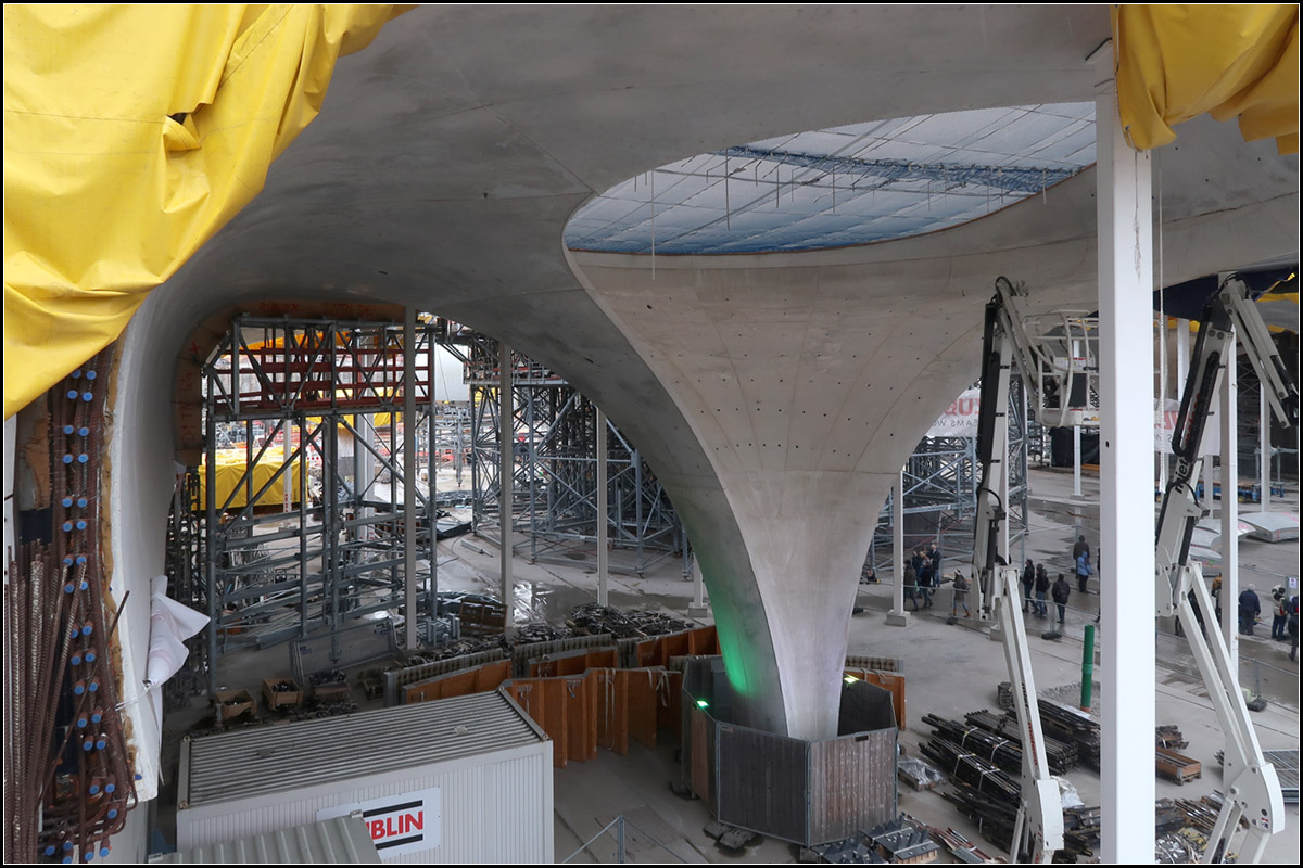 Die Kelchstützen -

Allmählich nimmt auch die Bahnsteighalle des neuen Stuttgarter Hauptbahnhofes ihre Form an. Hier ein Blick auf die zuerst gegossene Kelchstütze mit dem Lichtauge.

Tage der offenen Baustelle.

05.01.2020 (M)