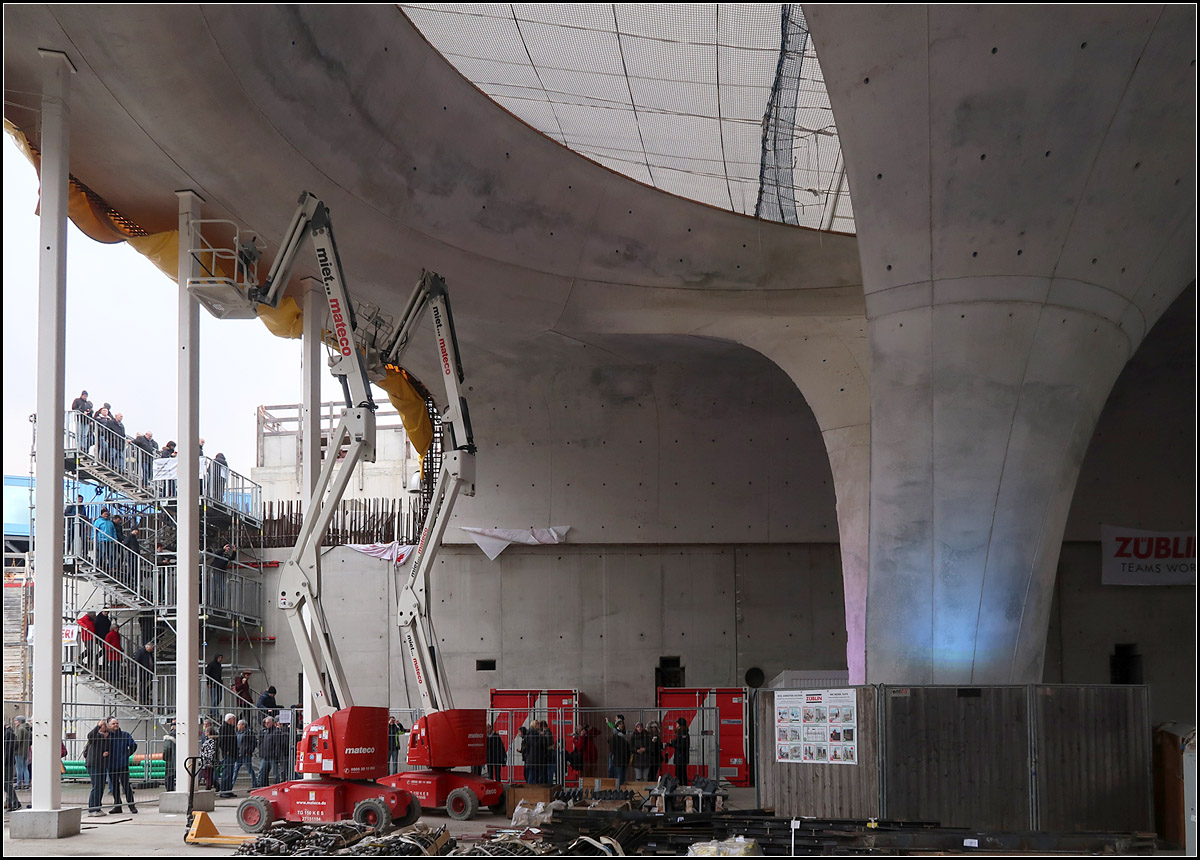 Die Kelchstützen -

Ein Eindruck einer solchen Betonstütze von der Seite.

Tage der offenen Baustelle.

05.01.2020 (M)