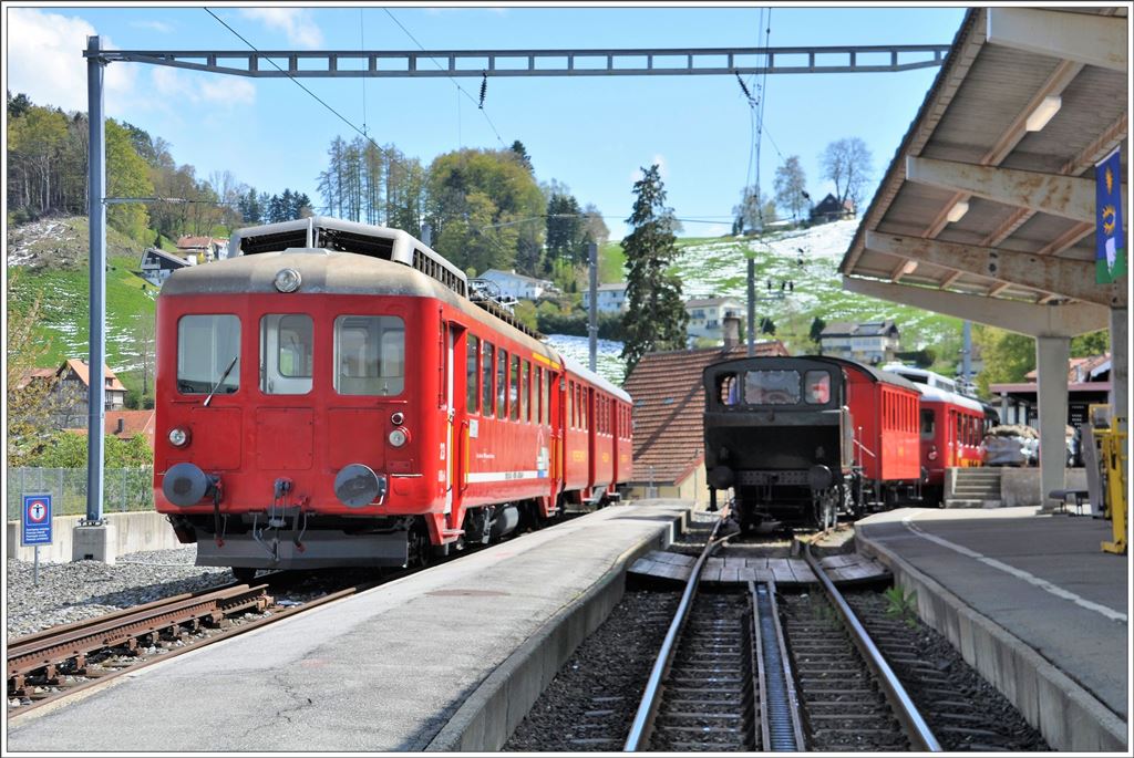 Die Kesselinspektionsfahrt ist zur vollen Zufriedenheit erfolgt. Lok Rosa wartet in Heiden umrahmt von den beiden ABDeh 2/4 23 und 24 auf die Rückfahrt nach Rorschach. (28.04.2016)