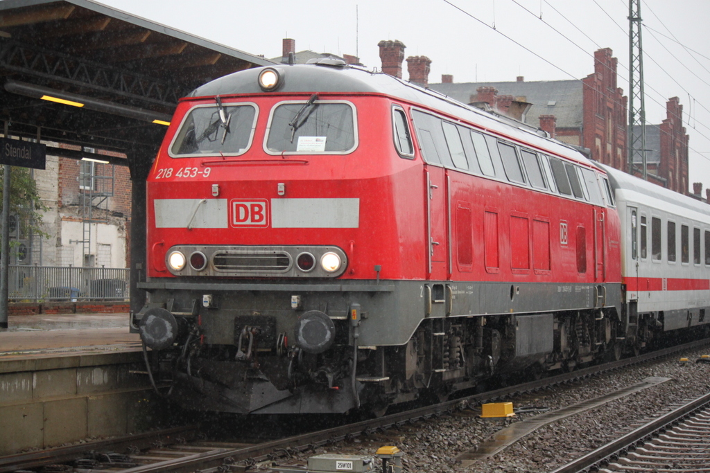 Die Kieler 218 453-9 mit dem Stammstrecken Shuttle IC 18649 von Berlin-Ostbahnhof nach Hannover Hbr kurz vor der Abfahrt im Bahnhof Stendal.05.10.2013 