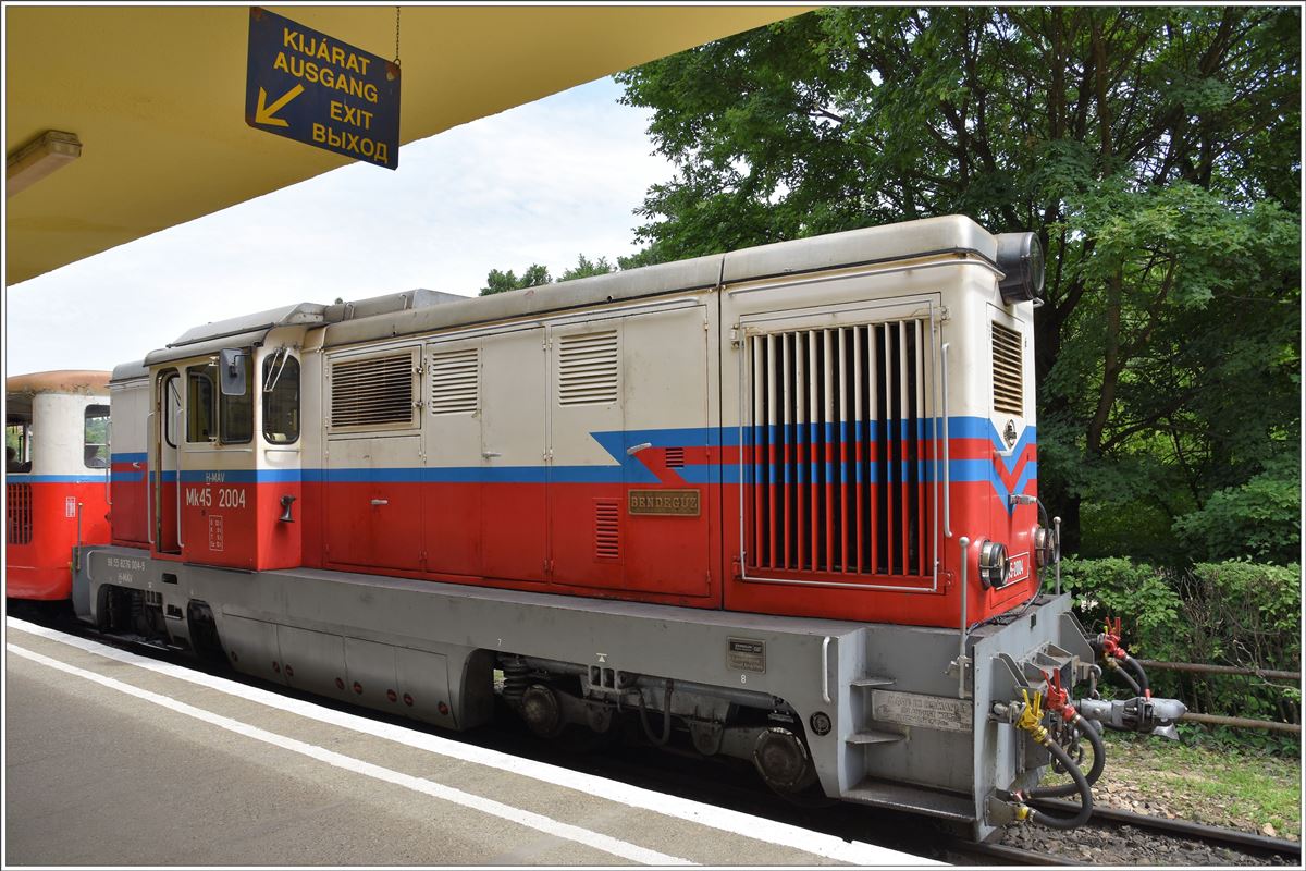 Die Kindereisenbahn Budapest zwischen Hüvösvölgy und Széchenyi-hegy ist 11,2km lang und hat eine Spurweite von 760mm. Mk 45-2004 ist bereit zur Abfahrt in Hüvösvölgy. (10.06.2017)