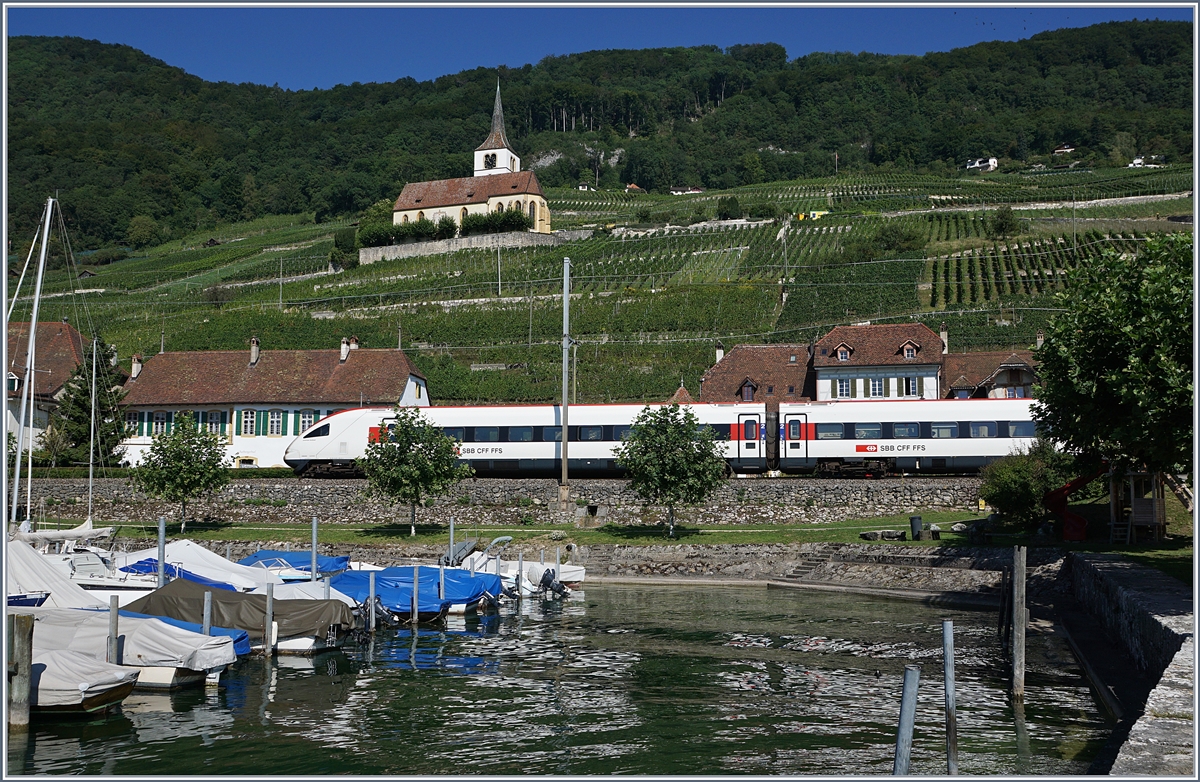 Die Kirche von Ligerz bildet an und für sich ein sehr schönes Fotosujet, ist jedoch gar nicht so einfach in Bild zu integrieren. Diese Fotostelle könnte jedoch in der Blattlosen Jahreszeit (und wenn am Jurasüdfuss ausnahmsweise kein Nebel liegt) eine interessante Alternative darstellen.
Das Bild zeigt einen ICN auf der Fahrt in die Westschweiz bei Ligerz.
18. August 2017