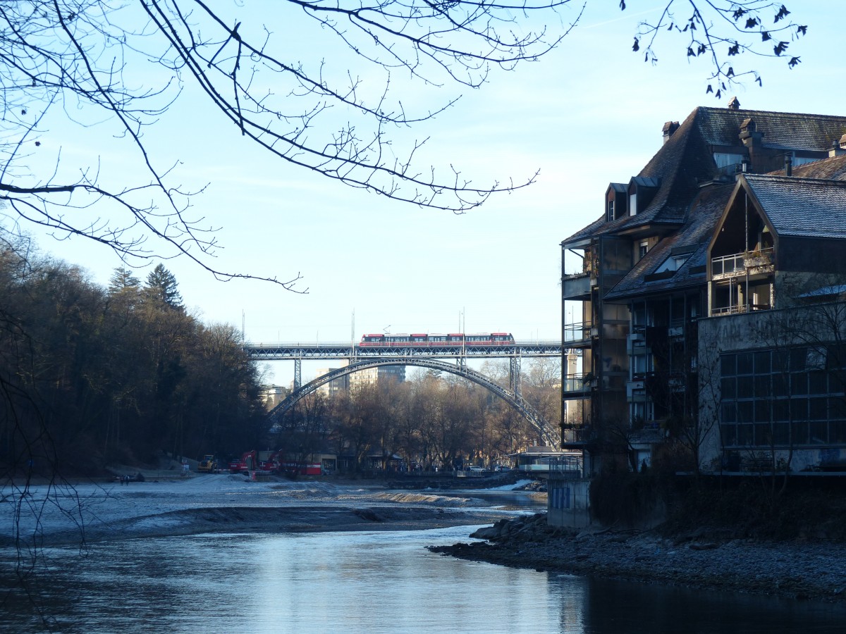 Die Kirchenfeldbrücke über der Aare wird von vielen Berner Straßenbahnlinien frequentiert. 28.12.2015