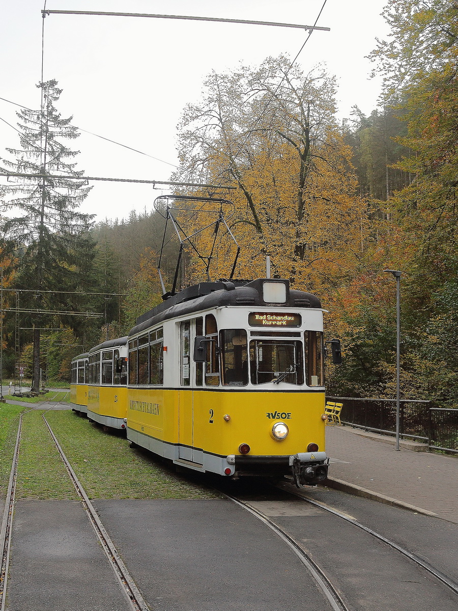 Die Kirnitzschtalbahn in Bad Schandau hier an der Station Lichtenhainer Wasserfall  am 23. Oktoober 2021.
