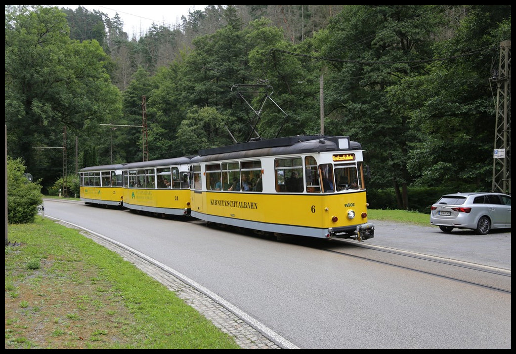 Die Kirnitzschtalbahn in Form des TW 6 nach Bad Schandau ist hier am 5.8.2023 in Höhe der Haltestelle Waldhäusl mit zwei Beiwagen unterwegs.