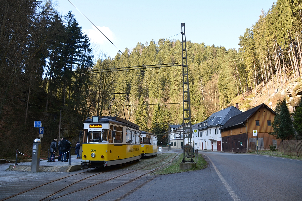 Die Kirnitzschtalbahn hat soeben ihre Fahrt geendet. Wagen TB7 #6 + B2-62 #22, Bad Schandau, Lichtenhainer Wasserfall, 13.02.2018. 