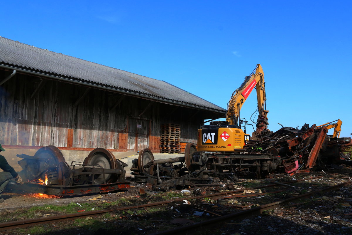 Die kläglichen Reste des einstigen Postwagens im Bahnhof Deutschlandsberg. 13.10.2016
