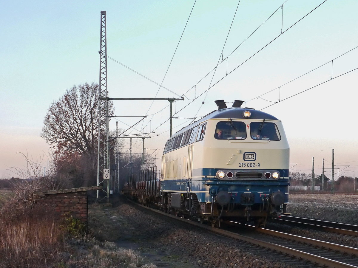 Die klassisch als DB-215 082-9 beschriftete Diesellok zieht einen Alubrammenzug
Richtung Süden. Dies ist die Fahrzeugnummer mit der die 1971 von MaK an die Deutsche Bundesbahn gelieferte Lok in Dienst gestellt wurde.
Die Lok mit der NVR-Nummer 92 80 1225 082-7 D-AVOLL gehört heute der Aggerbahn-Andreas Voll und ist an die BSBG-Brohltalbahn vermietet, welche damit diese Züge fährt.

2017-01-06 Köln-Wahn 