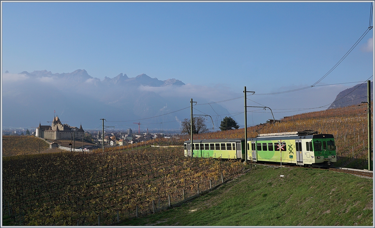Die klassische ASD Fotostelle in Aigle mit Blick auf das Schloss: Der ASD BDe 4/4 403 fährt mit seinem Bt Richtung Les Diablerets.
18.. Nov. 2018