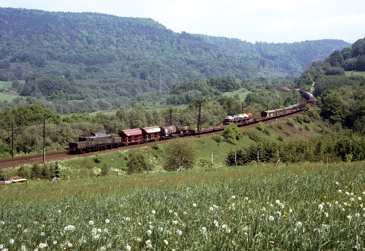 Die klassische  Fotokurve  beim Block  Hain  mit einem von 194 582 nachgeschobenen  bunten  Güterzug. Leider ist diese markante Fotostelle im Laufe der Jahre immer mehr zugewachsen und war ab den 2000er Jahren nicht mehr umzusetzen (24.5.1985).