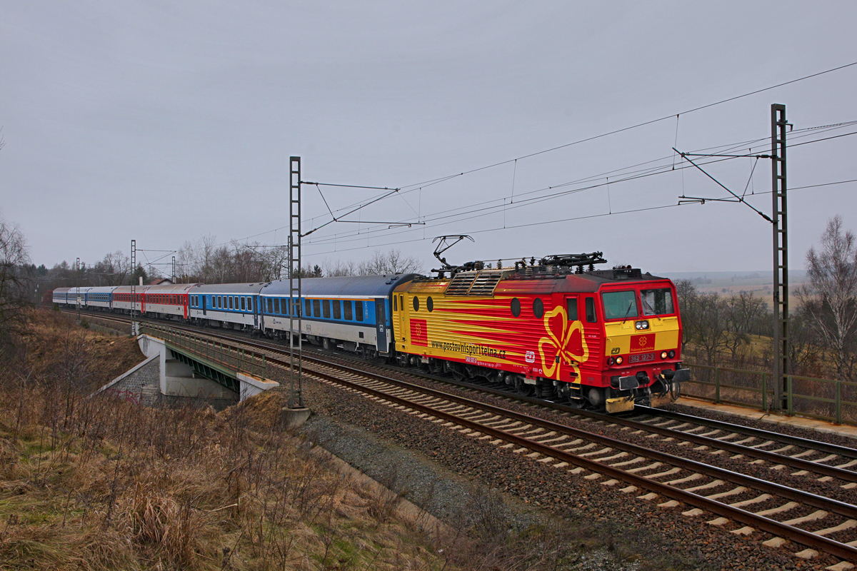 Die Kleeblattlokomotive der ČD 362 127-3  mit dem RX 761 bei Nýřany.Bild vom 13.2.2015