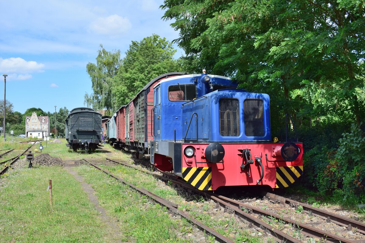 Die kleine 311 001-2 wurde 1961 bei der Lokomotivfabrik Karl-Marx in Babelsberg mit der Fabriknummer 252260 an den VEB Binnenhäfen Halle ausgeliefert. Später gelangte sie zu den VEB Binnenhäfen Mittelelbe in Magdeburg und wurde im Elbehafen Wittenberge eingesetzt. Nach der Wende gelangte sie dann zur Hafenbahn Haldensleben. Anfang der 2000er konnte der Verein sie erwerben. 

Loburg 23.07.2020