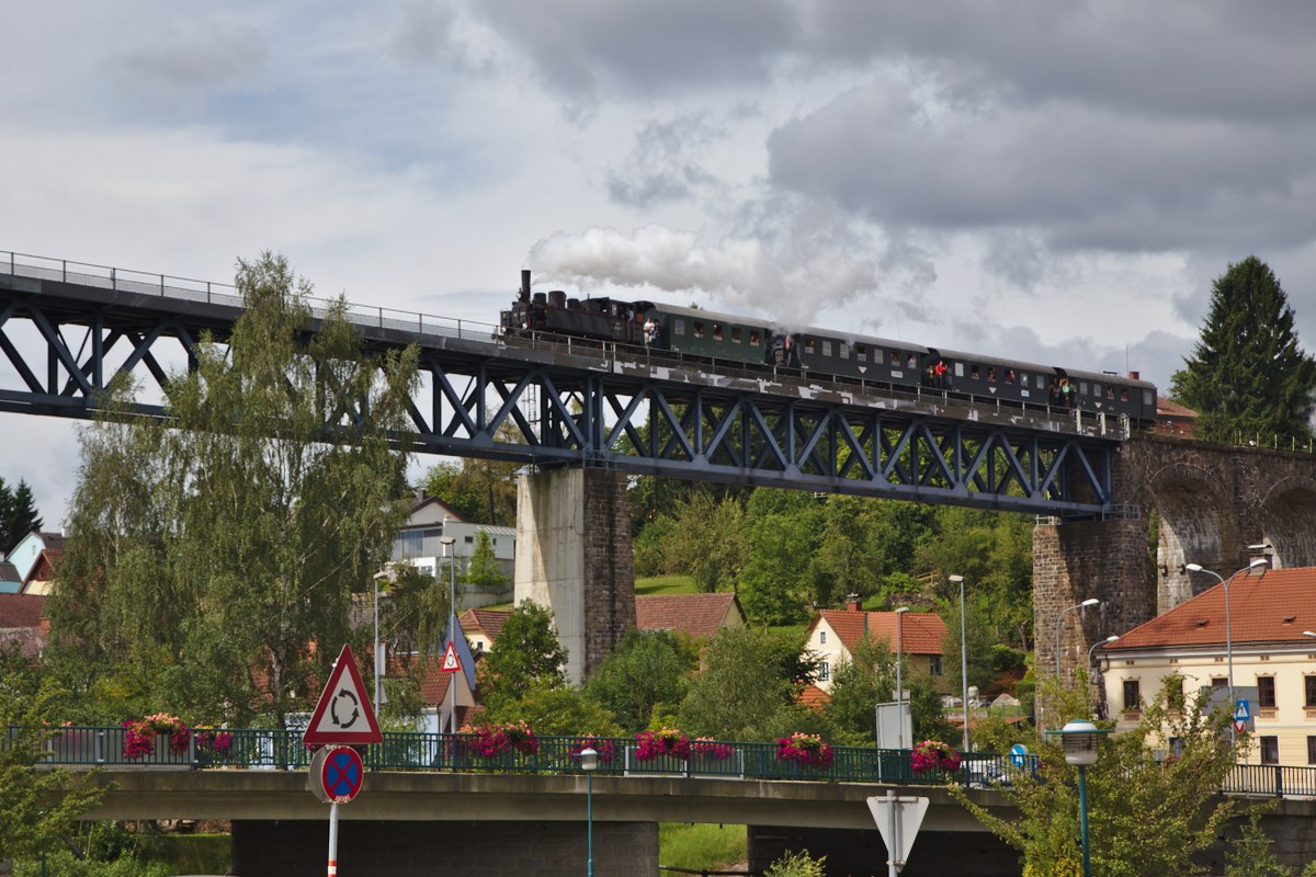 Die kleine 92.2271 des Martinsberger Lokalbahnvereins überquert gerade mit ihrem Zug den mächtigen Viadukt von Zwettl. (15.08.2014)