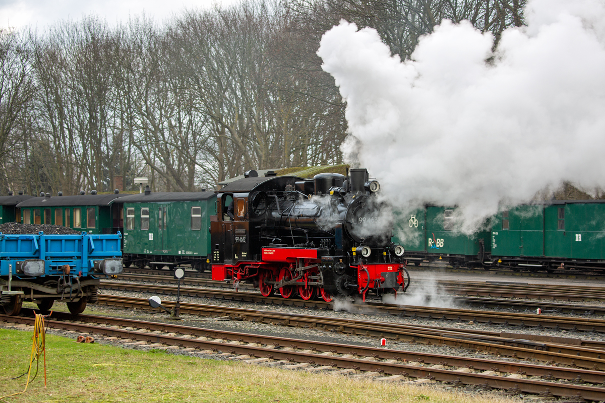 Die kleine 99 4632 dampft in Putbus über die Gleise zu ihrem Zug auf Gleis 3. - 18.01.2020