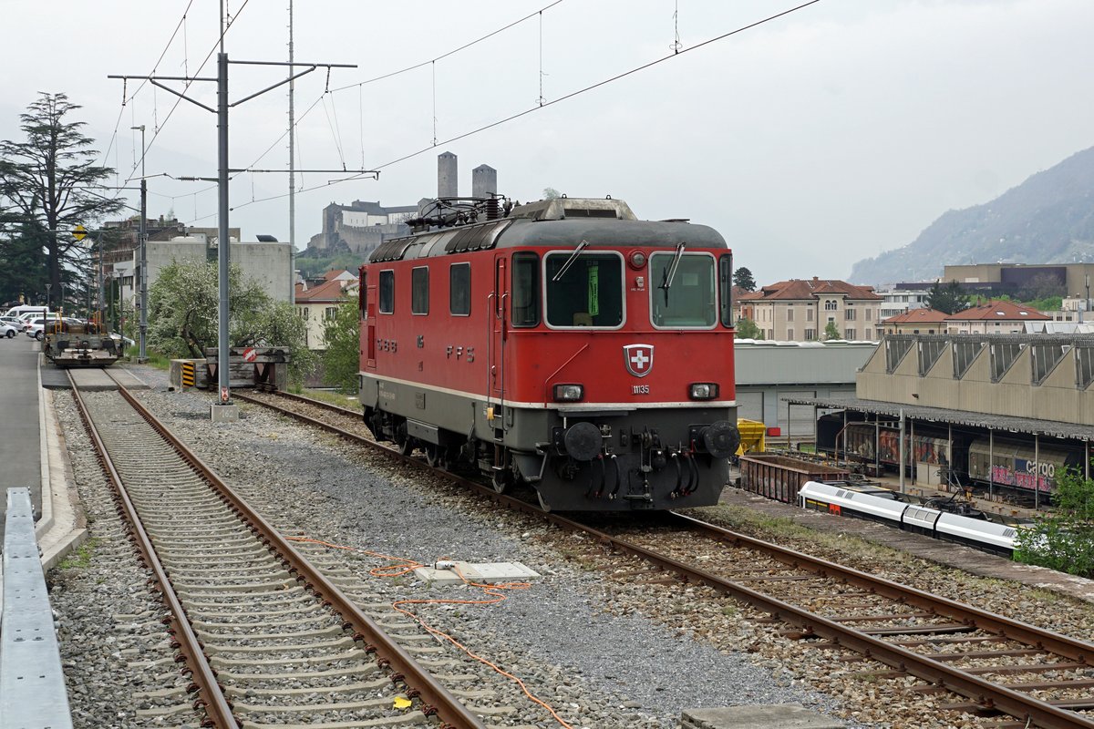 Die kleine BOBO Re 420 135-6 von P in Bellinzona vor der Kulisse vom SBB Industriewerk verewigt am 11. April 2019.
Foto: Walter Ruetsch