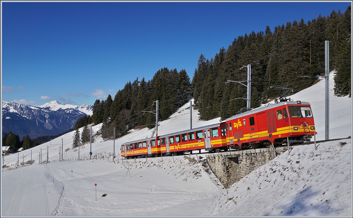 Die kleine BVB HGe 4/4 gefällt mir ausgezeichnet, und so freut ich mich, dass sie in den Winter-Verstärkungszügen (Viertelstundentakt) mit ihrem farblich passenden Zug zum Einsatz kam. 

Hier fährt die HGe 4/4 31 mit ihrem Regionalzug 819 Richtung Villars-sur-Ollon und erreicht in Kürze den Bahnhof von Col-de-Soud.

5. März 2019