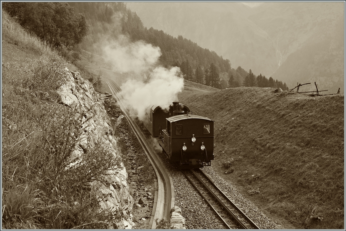 Die kleine Dampflok HG 2/3 N° 6, 1902 unter der Fabriknumer 1410 in Winterthur gebaut, erreicht in Kürze Oberwald.
16. August 2014 