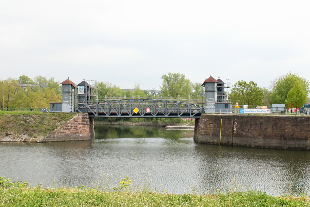 Die  Kleine Hubbrücke  am 06.05.2023 im Hafen Magdeburg.