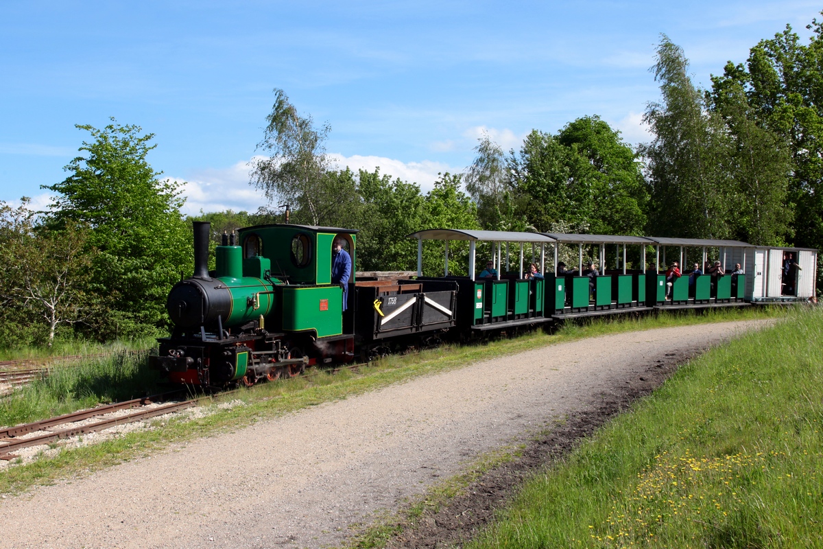 Die kleine Lok 3 von O&K (Fabr.-Nr.:7459, Bj. 1921) bei Einf. in die Station Hedehusgård am 31.05.2019.