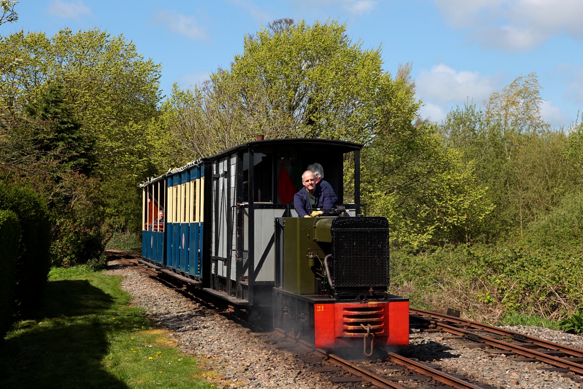 Die kleine Nr.21 (Hunslet Engine Co. 1939, Fabr.-Nr. 1963) kommt mit ihrem Zug von der Stn. Delph und fährt soeben in die Stn. Becconsall ein. 02.05.2018