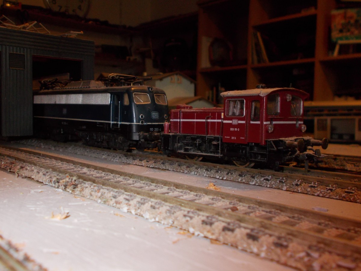 Die kleine Roco 333 111 zieht die  Große  Roco 110 293 aus meinem H0 Lokschuppen.