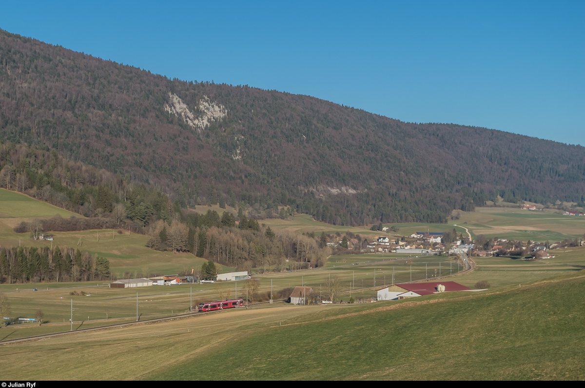 Die kleine Rote - eigentlich ein RhB-Slogan, der aber auch auf die SBB GTW im Jura gut passt. Ein solcher fährt am 10. Dezember 2016 als Regio La Chaux-de-Fonds - Biel/Bienne zwischen Courtelary und Cortébert am Segelflugplatz Courtelary vorbei.