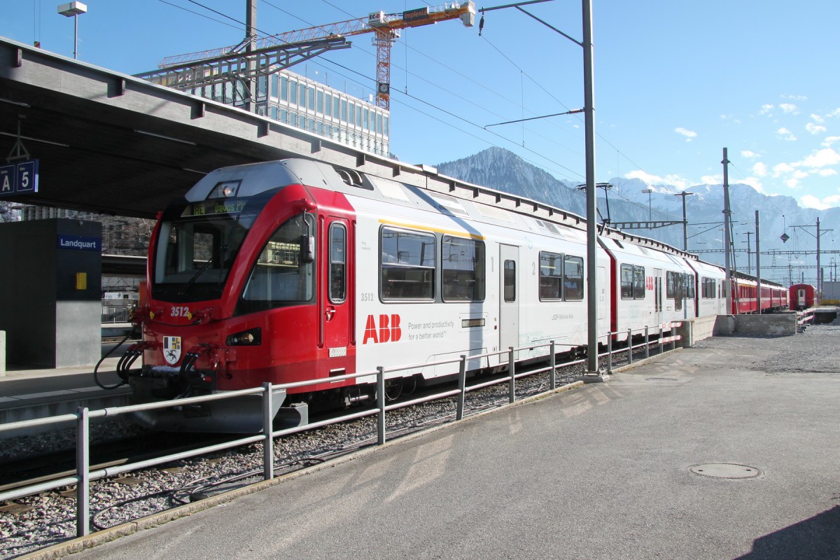  Die kleine Rote  einmal in Weiss.(ABB Werbung)nach Davos,kurz vor der Abfahrt in Landquart.21.01.15