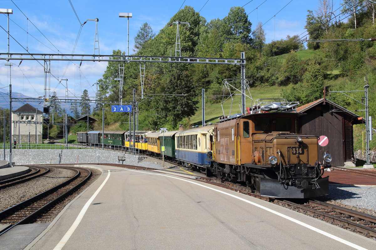 Die kleine Rote  - oder besser  Die kleine bunte ? 

Recht bunt schaut der Historische Zug Davos Platz - Filisur aus. In den Sommermonaten ersetzt er die Regios Davos Platz - Filisur - Davos Platz, die Filisur um 11 und um 17 Uhr erreichen. Natürlich wurde ein wenig mehr Fahrzeit eingeplant. 

Filisur, 16. September 2018 