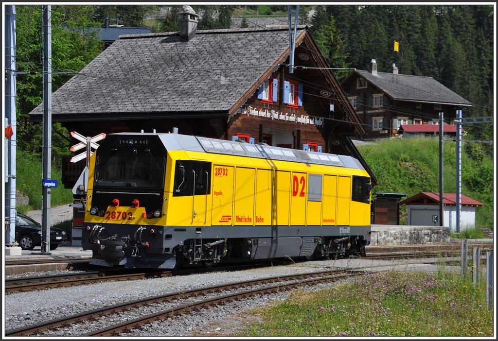 Die kleine Rote wird gelb. D2 28702 auf dem Weg Richtung Arosa in Langwies.(11.06.2015)