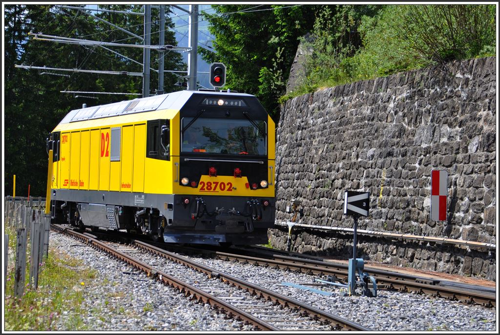Die kleine Rote wird gelb. D2 28702 auf dem Weg Richtung Arosa in Langwies.(11.06.2015)