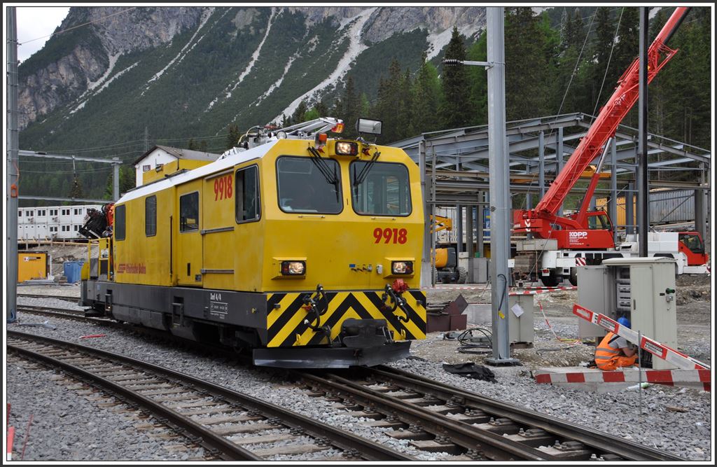 Die kleine Rote wird gelb. Elektrifizierung des Baubahnhofes Albulatunnel II in Preda mit Xmf 4/4 9918. (04.06.2015)