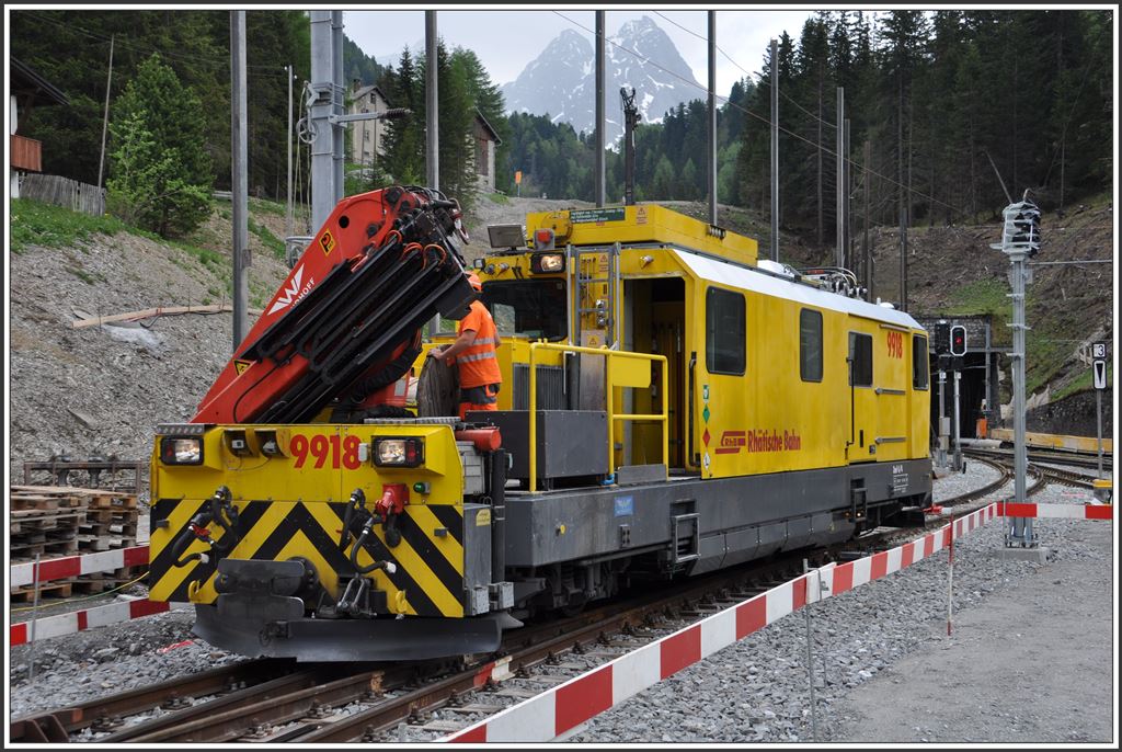 Die kleine Rote wird gelb. Elektrifizierung des Baubahnhofes Albulatunnel II in Preda mit Xmf 4/4 9918. (04.06.2015)