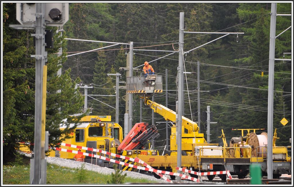 Die kleine Rote wird gelb. Elektrifizierung des Baubahnhofes Albulatunnel II in Preda mit Xmf 4/4 9918. (04.06.2015)