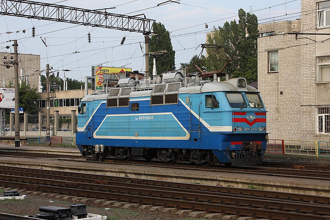 Die kleine Variante der neueren Skoda Loks:
WL 40-1202.1 am 5.9.2009 im Hauptbahnhof Odessa.